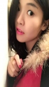 漂亮女生甜蜜的吻