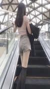 女大学生逃课出来玩
