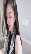 漂亮女生甜蜜的吻