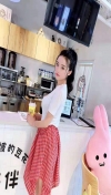 看着她性感的奶子和逼逼很是让人冲动忍不住想日